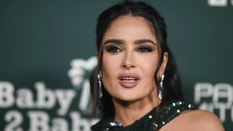 Salma Hayek llega a la Gala Baby2Baby, el sábado 11 de noviembre de 2023, en el Pacific Design...