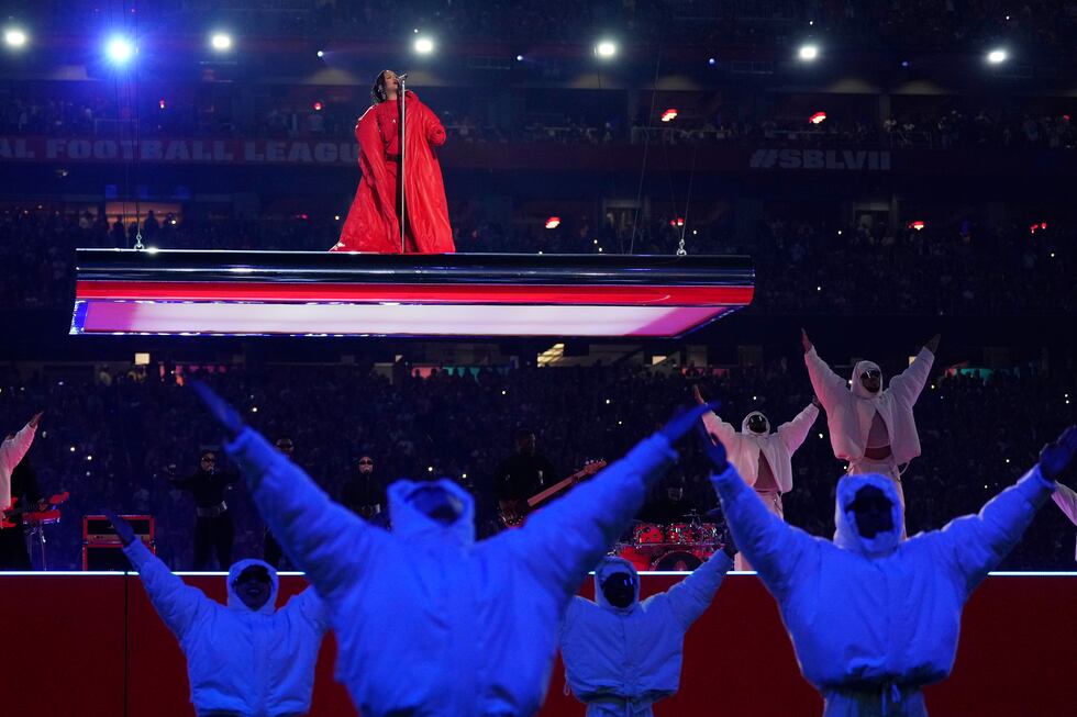 Rihanna durante su presentación en el espectáculo de medio tiempo del Super Bowl 57 de la NFL...