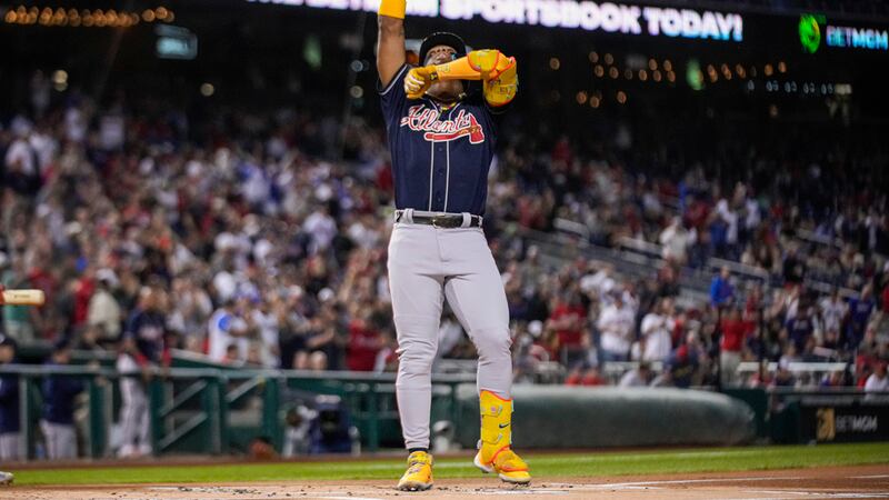 El venezolano Ronald Acuña Jr., de los Bravos de Atlanta, festeja luego de batear un jonrón en...