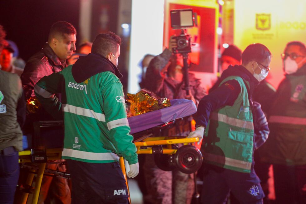 Paramédicos trasladan a una ambulancia a uno de los cuatro hermanos indígenas que pasaron 40...