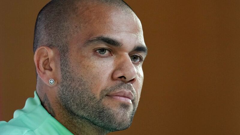 En esta imagen de archivo, el futbolista brasileño Dani Alves escucha una pregunta durante una...