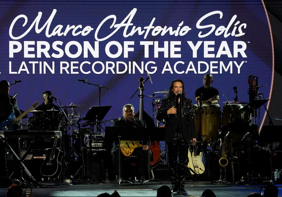 Marco Antonio Solís recibe el premio a la Persona del Año en la gala en su honor en la Arena...