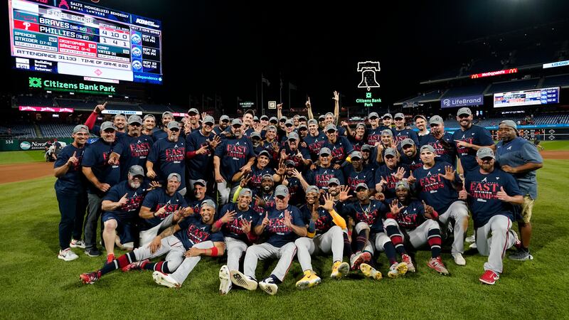 Los Bravos de Atlanta posan para una foto del equipo después de conseguir su sexto título...