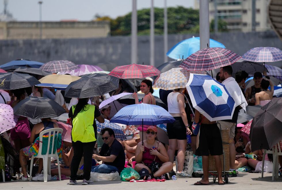 Aficionados de Taylor Swift esperan que se abran las puertas del Estadio Olímpico Nilton...