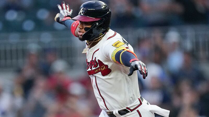 El venezolano Ronald Acuña Jr., de los Bravos de Atlanta, recorre las bases luego de sacudir...