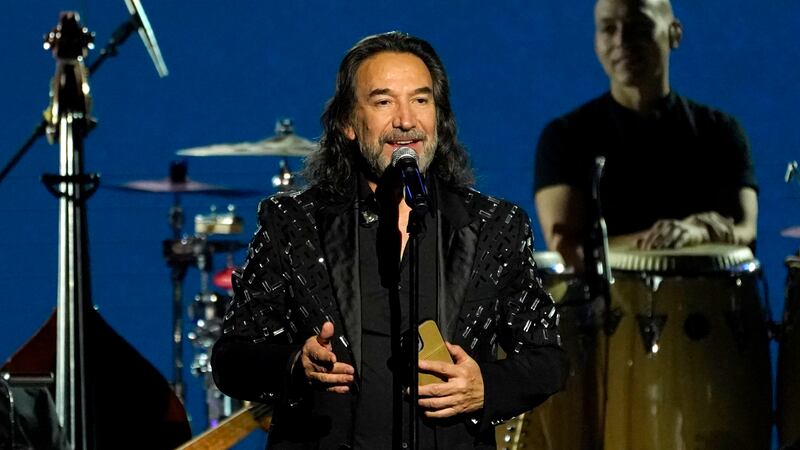 Marco Antonio Solís recibe el premio a la Persona del Año en la gala en su honor en la Arena...