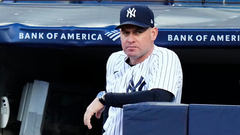ARCHIVO - Foto del 26 de mayo del 2023, el entrenador de banca de los Yanquis de Nueva York...
