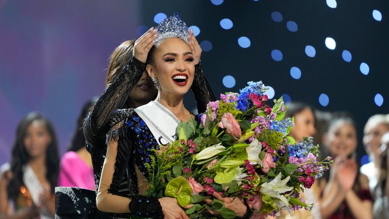 Miss USA, R'Bonney Gabriel, la actual Miss Universo, recibe la corona en la última edición del...