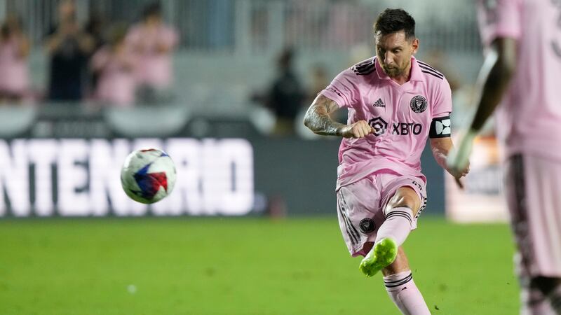 Inter Miami forward Lionel Messi (10) makes a free kick to score a goal during the second half...