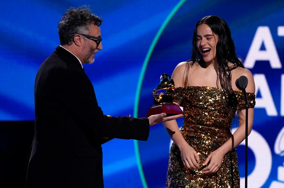 Fito Páez, izquierda, le entrega a Rosalía el premio al álbum del año por r "Motomami"en la...