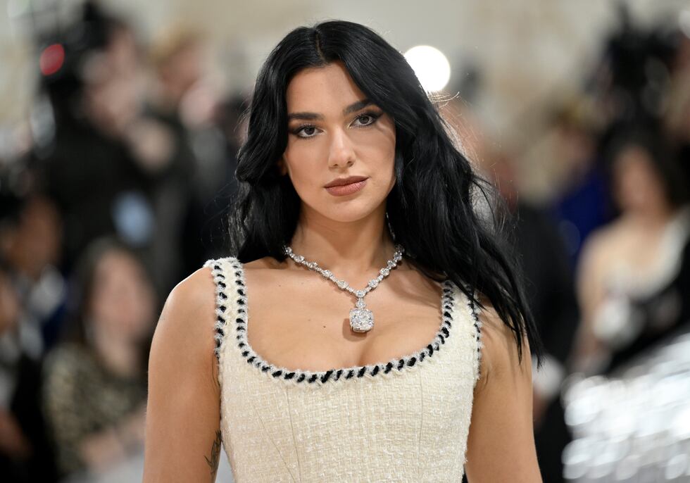 Dua Lipa llega a la gala del Instituto del Vestido del Museo Metropolitano de Arte para...