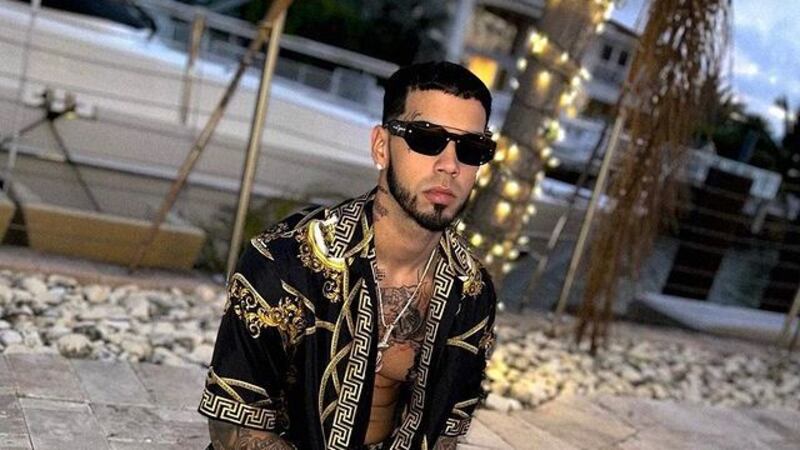 Anuel AA es derribado por un fan en pleno concierto