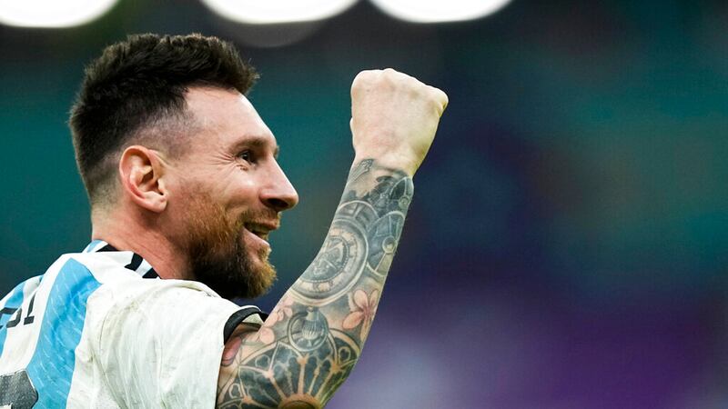 Lionel Messi celebra tras la victoria de Argentina por penales ante Holanda en el partido por...
