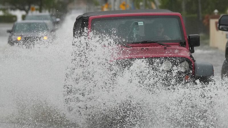 Nicole podría arrojar hasta 20 centímetros (8 pulgadas) de lluvia sobre las montañas Blue...