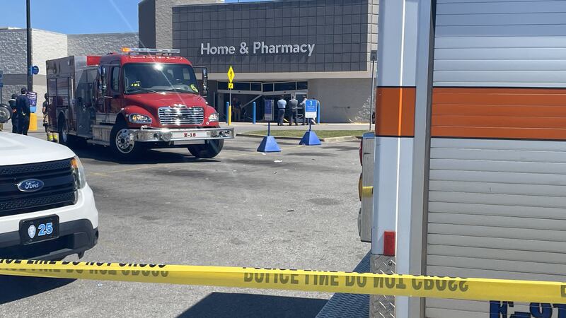 Un automóvil choca contra una tienda Walmart en Georgia