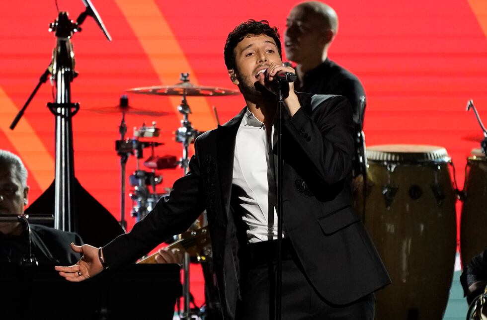 Sebastián Yatra canta "O me voy o te vas" en la gala en honor a Marco Antonio Solís, Persona...