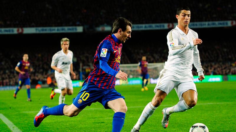 ARCHIVO - Lionel Messi (izquierda) del Barcelona disputa el balón con Cristiano Ronaldo del...