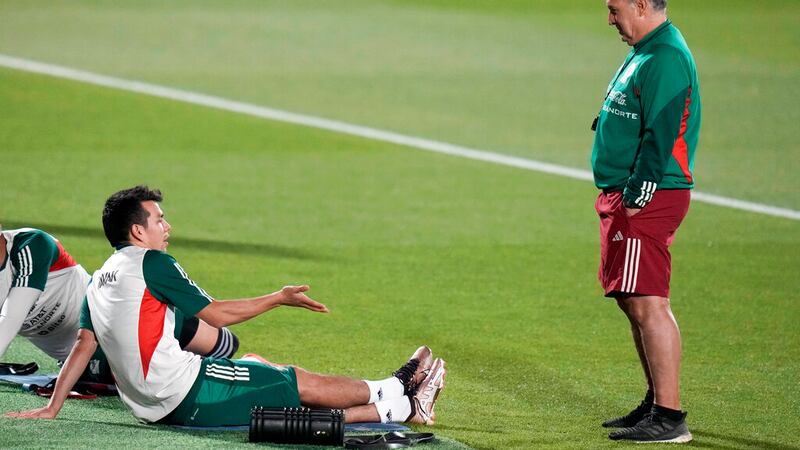 El técnico de México Gerardo Martino (derecha) charla con Hirving Lozano durante un...