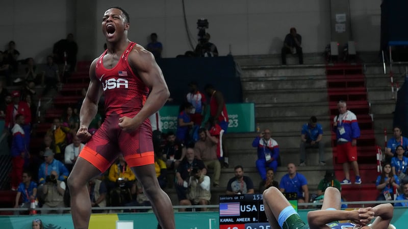 El estadounidense Kamal Bey celebra tras ganar la medalla de oro al vencer al brasileño...