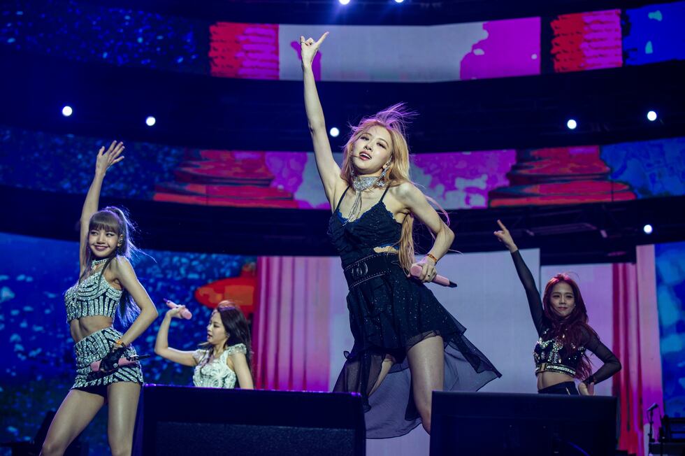 ARCHIVO – Lisa, de izquierda a derecha, Jennie, Rosé, y Jisoo de Blackpink durante su...