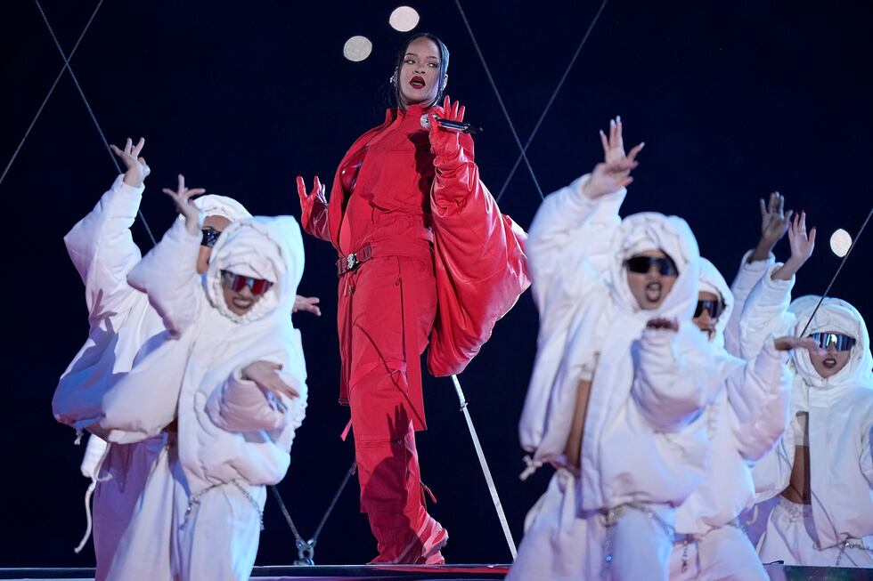 Rihanna durante su presentación en el espectáculo de medio tiempo del Super Bowl 57 de la NFL...