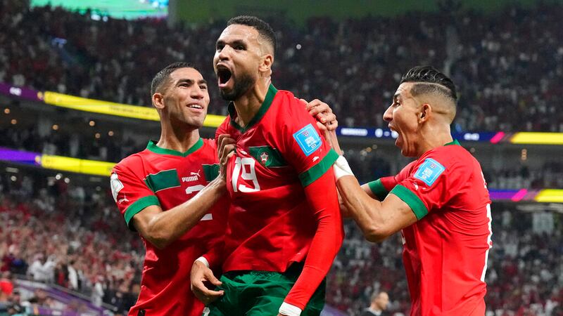 Youssef En-Nesyri (centro) celebra tras marcar el primer gol de Marruecos ante Portugal en el...