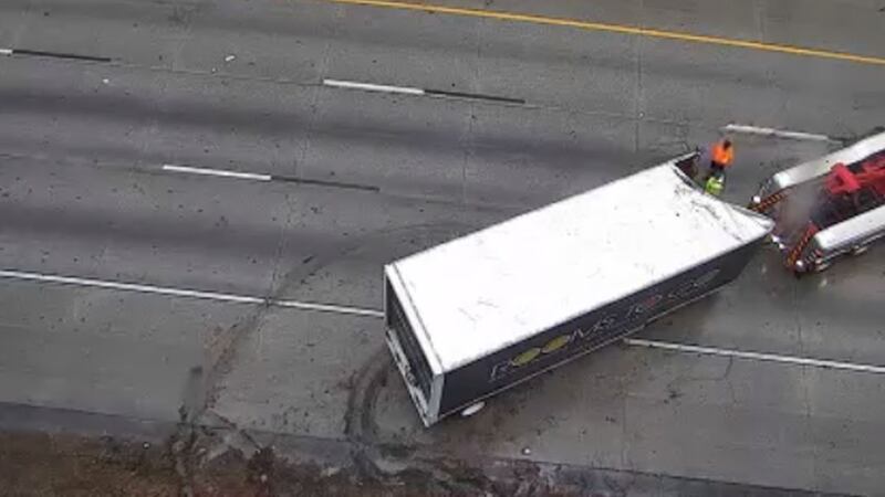 Varios accidentes fueron causados por el asfalto húmedo esta mañana, entre ellos un tráiler...