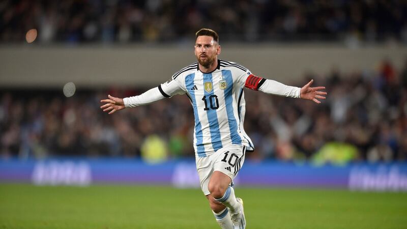 Lionel Messi celebra tras anotar un gol de tiro libre para Argentina ante Ecuador para la...