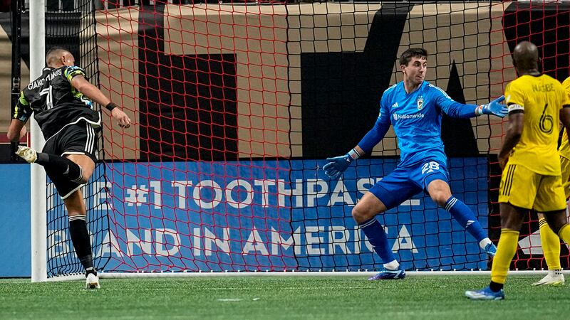 Giorgos Giakoumakis, delantero del Atlanta United, anota ante Patrick Schulte, arquero del...