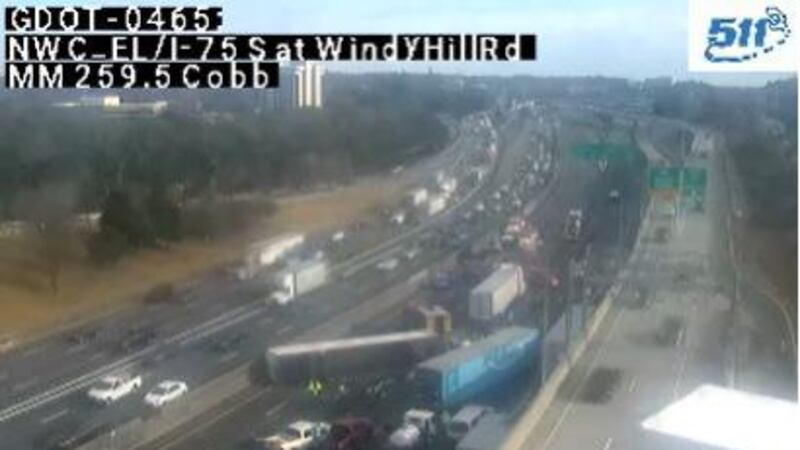Un camión con remolque volcado tiene todos los carriles en dirección sur de la I-75 en el...