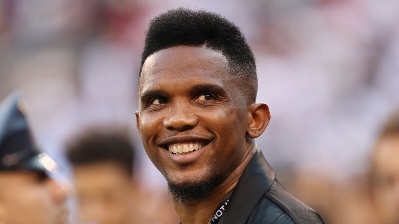 En esta imagen de archivo, Samuel Eto'o observa un calentamiento antes de un partido de la...