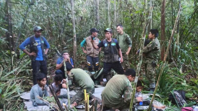 En esta foto difundida por la Oficina de Prensa de las Fuerzas Armadas de Colombia, soldados y...