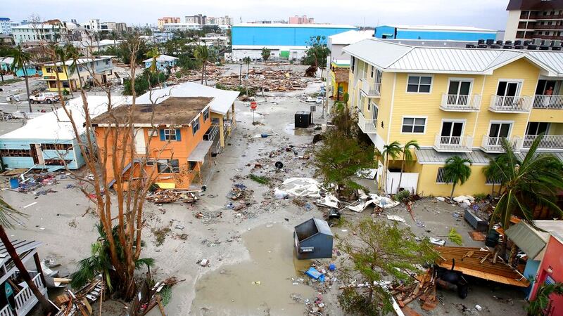 La foto muestra viviendas y locales comerciales dañados en Fort Myers Beach, Florida, 29 de...