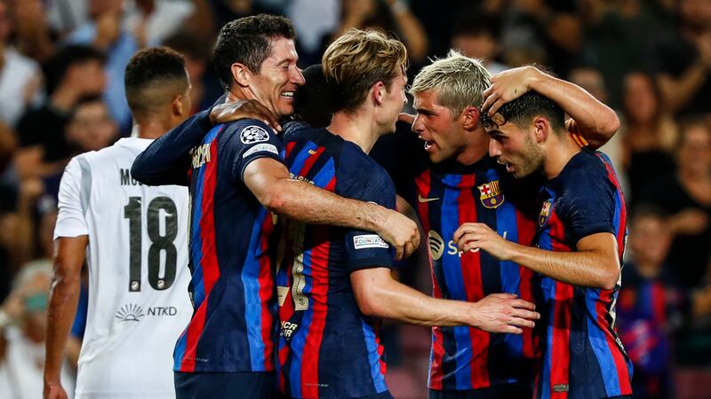 Robert Lewandowski celebra con sus compañeros, luego de anotar el tercer gol ante el Viktoria...