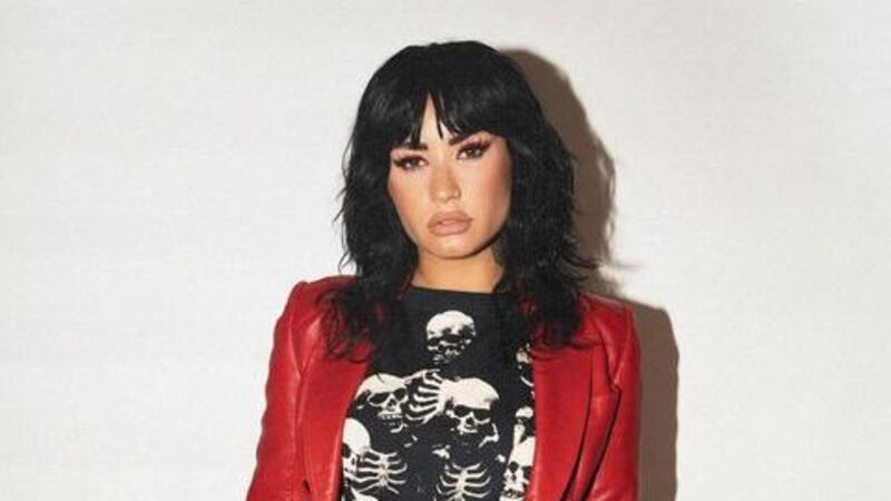 Demi Lovato sufre herida en la cara y necesita puntos, tras un incidente con un cristal