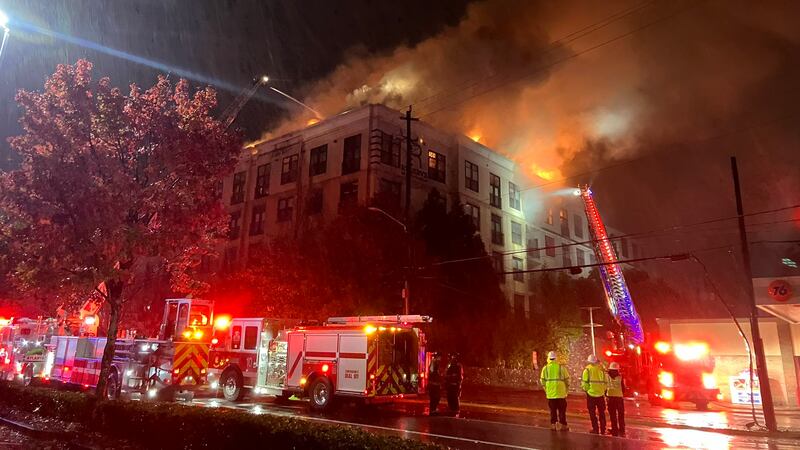 Bomberos del Departamento de Atlanta combatieron durante 12 horas un incendio en un complejo...