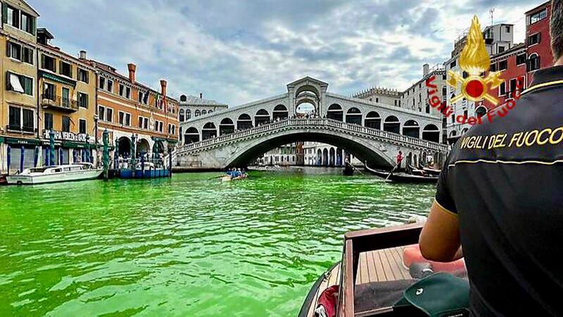 En esta imagen proporcionada por los bomberos italianos, se observa el Gran Canal de Venecia...