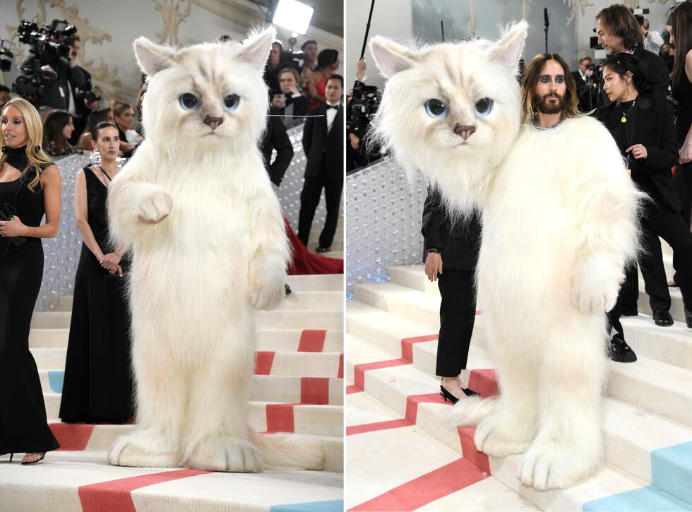 Esta combinación de fotografías muestran a Jared Leto vestido como la gata Choupette al llegar...