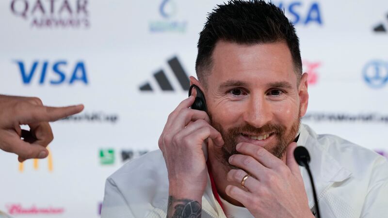 El capitán de Argentina, Lionel Messi, atiende una conferencia de prensa en la víspera del...