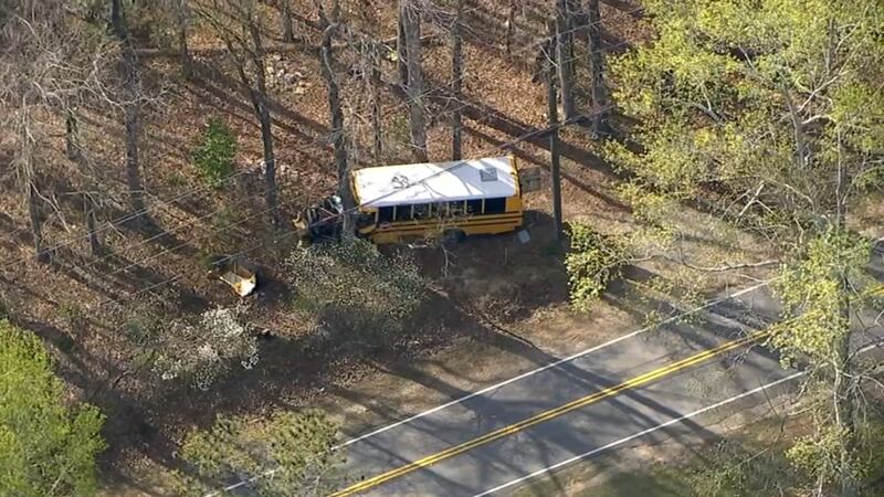 Choque de bus escolar en DeKalb
