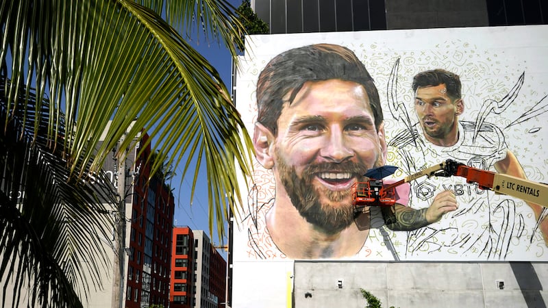 El artista Maximiliano Bagnasco pinta un mural de Lionel Messi el lunes 10 de julio de 2023,...