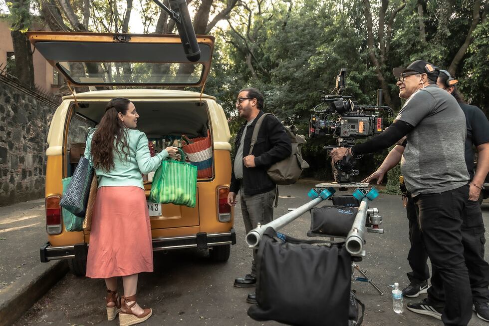 En esta fotografía proporcionada por ViX, Mariana Treviño, izquierda, y Andrés Almeida en una...