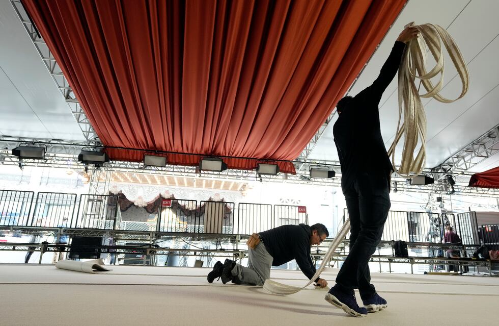 Trabajadores preparan la alfombra durante los preparativos para la 95a edición de los Premios...