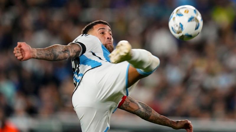 Nicolás Otamendi, de Argentina, anota en un partido de la eliminatoria mundialista ante...