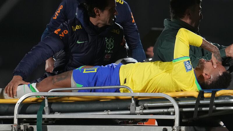Neymar, de la selección de Brasil, es retirado de la cancha en camilla tras lesionarse en el...