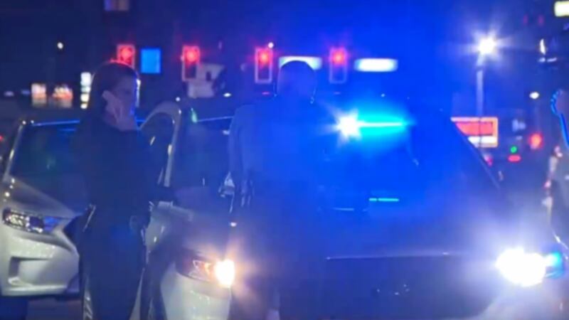 Se reportó una persona baleada en el 5710 de la Stone Mountain Highway. Al llegar, los agentes...