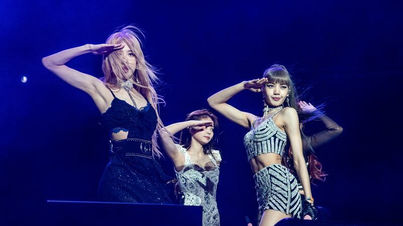 ARCHIVO - Rosé, de izquierda a derecha, Jennie y Lisa de Blackpink se presentan en el Festival...
