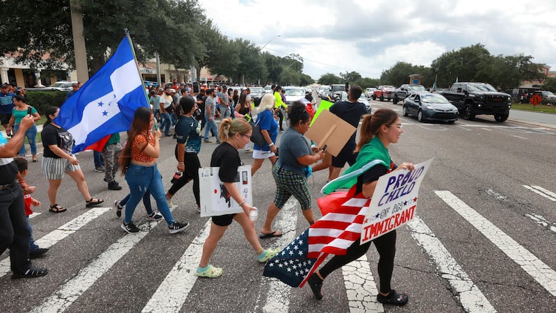 Manifestantes cruzan una calle, el jueves 1 de junio de 2023, en Orlando, Florida, durante una...