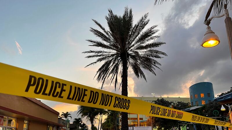 Un perímetro policial limita la zona donde se produjo un tiroteo cerca del paseo marítimo de...