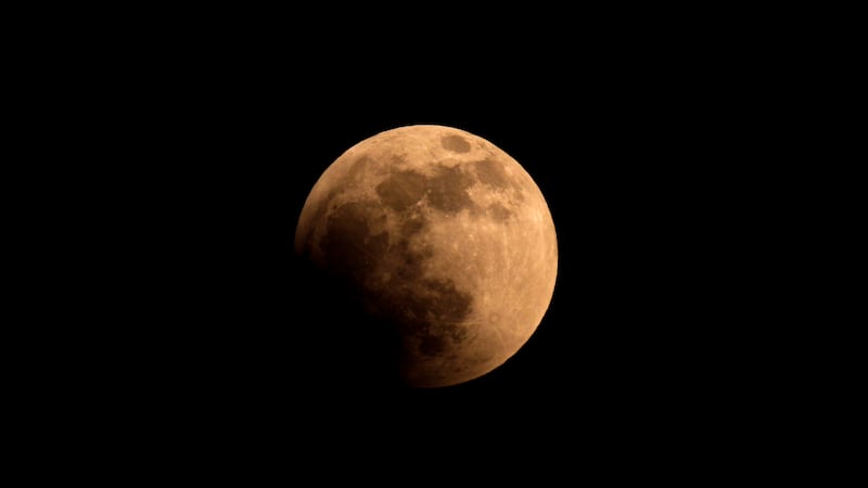 Si quieres fotografiar el eclipse lunar, te recomendamos usar una cámara DSLR o un Smartphone...